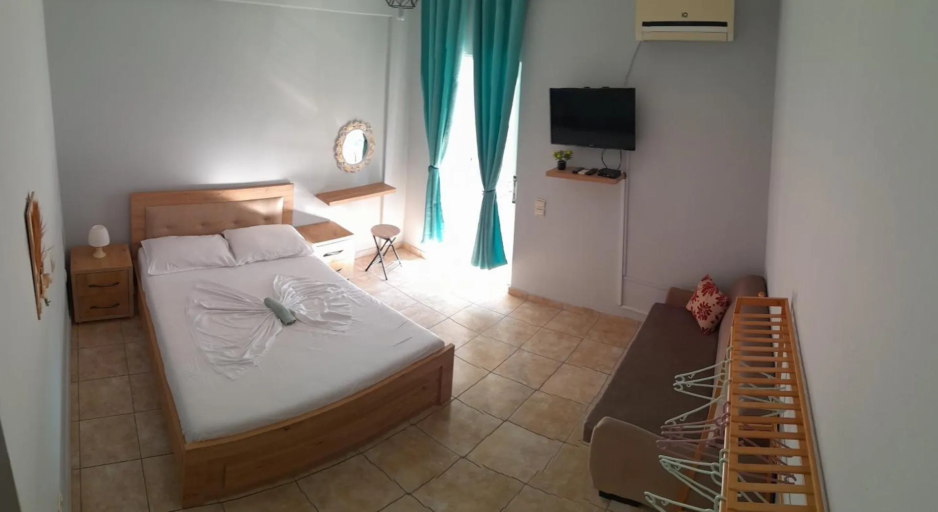 Milto'S Rooms Himare 0*,